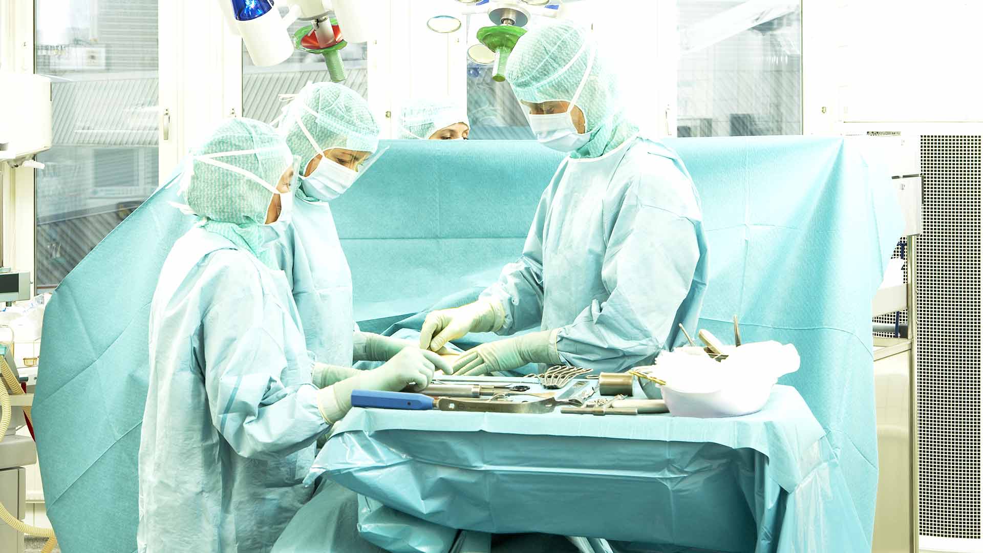 cliniciens au bloc opératoire préparant les instruments chirurgicaux