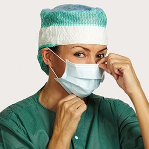 https://www.molnlycke.us/contentassets/32327a2b81de412fa00408ca54c71f72/surgical-mask-doning-earloop-howto-2.jpg?w=720